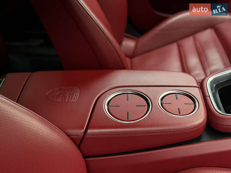 Фастбэк Porsche Panamera 2018 в Киеве фото 24 Фастбэк Porsche Panamera 2018 в Киеве