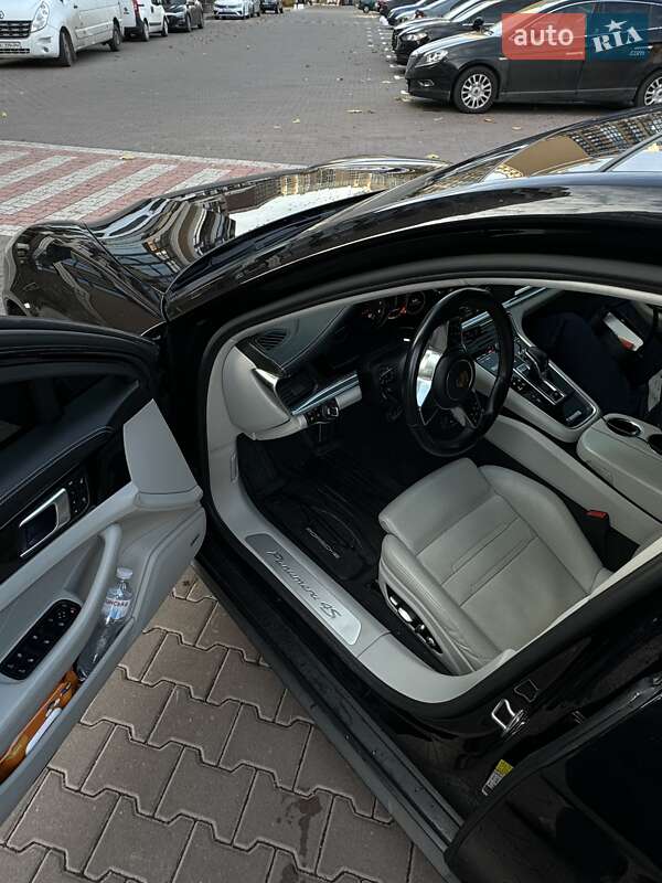 Фастбэк Porsche Panamera 2018 в Киеве фото 4 Фастбэк Porsche Panamera 2018 в Киеве
