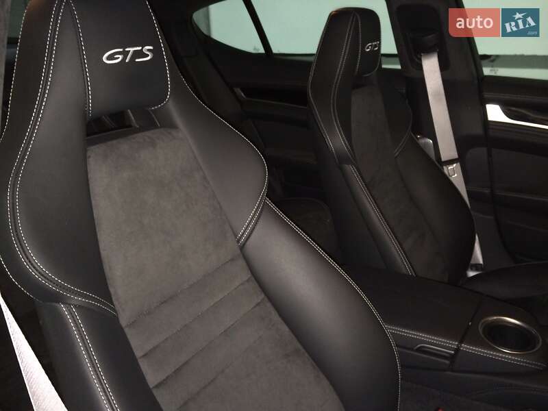 Фастбэк Porsche Panamera 2012 в Черновцах