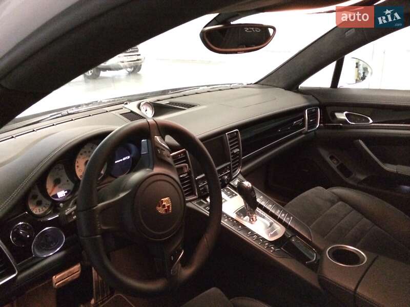 Фастбэк Porsche Panamera 2012 в Черновцах