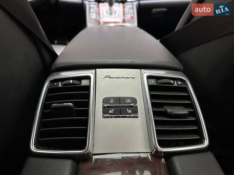 Фастбэк Porsche Panamera 2012 в Киеве