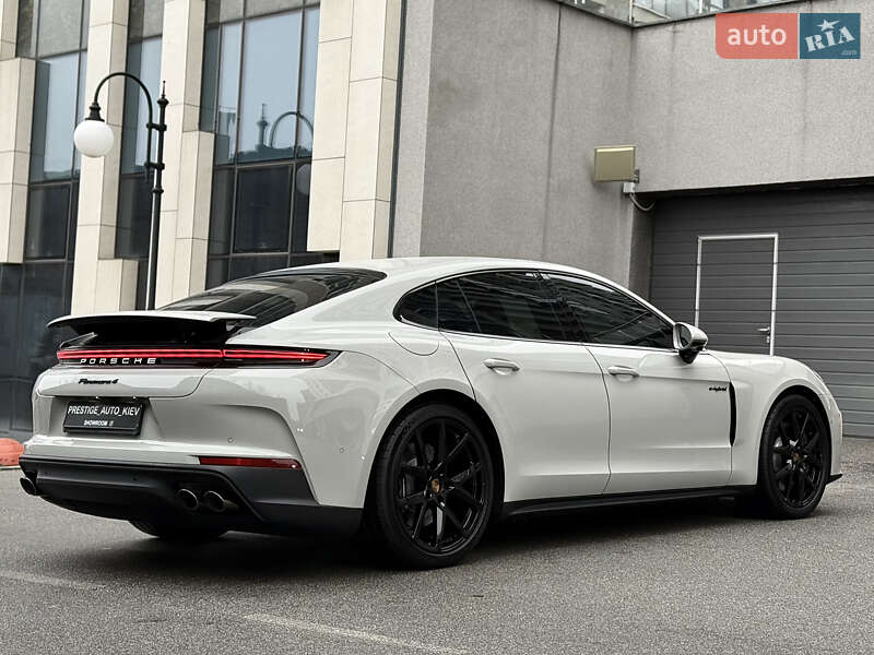 Фастбэк Porsche Panamera 2024 в Киеве