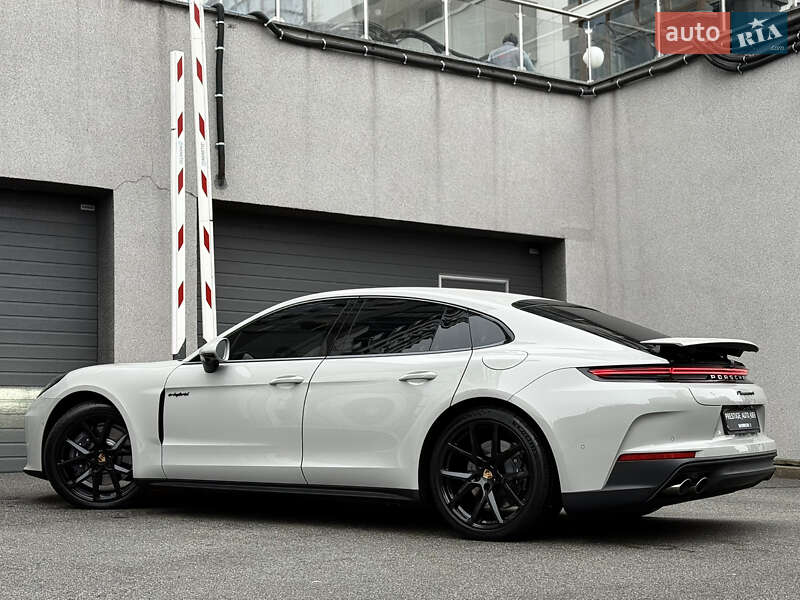 Фастбэк Porsche Panamera 2024 в Киеве
