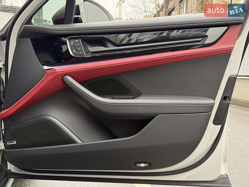 Фастбэк Porsche Panamera 2024 в Киеве