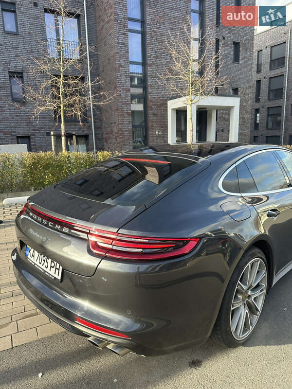 Фастбэк Porsche Panamera 2017 в Львове