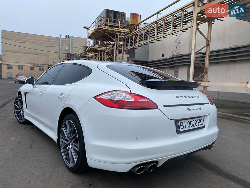 Фастбек Porsche Panamera 2010 в Кривому Розі