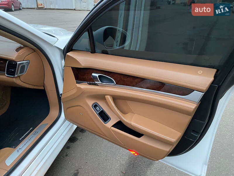 Фастбек Porsche Panamera 2010 в Кривому Розі