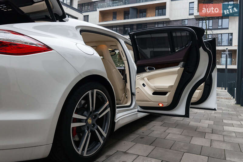 Фастбек Porsche Panamera 2011 в Києві