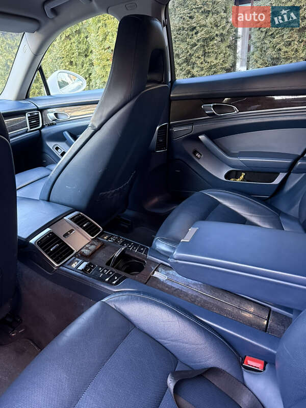 Фастбэк Porsche Panamera 2012 в Львове