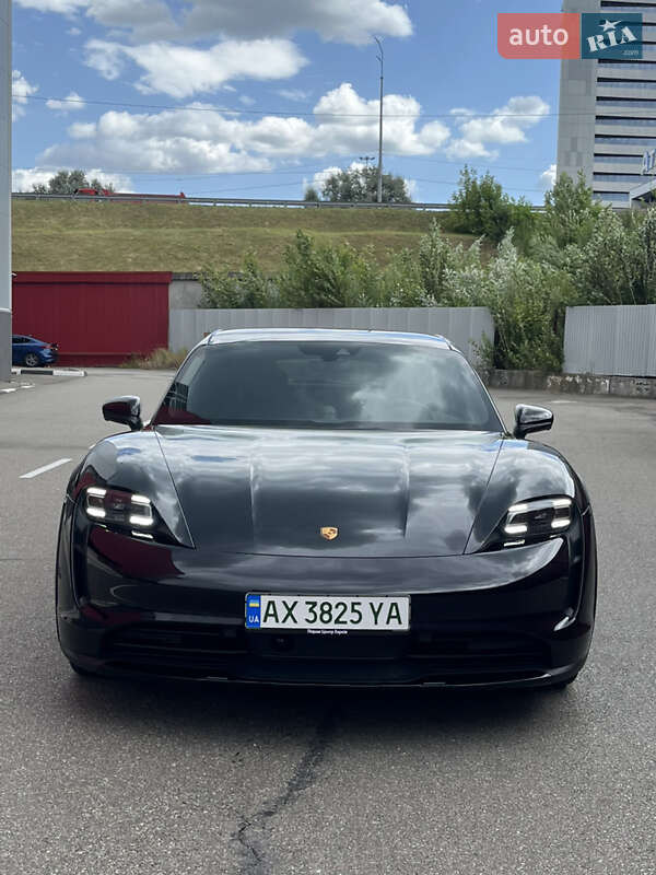 Porsche Taycan Cross Turismo 2023