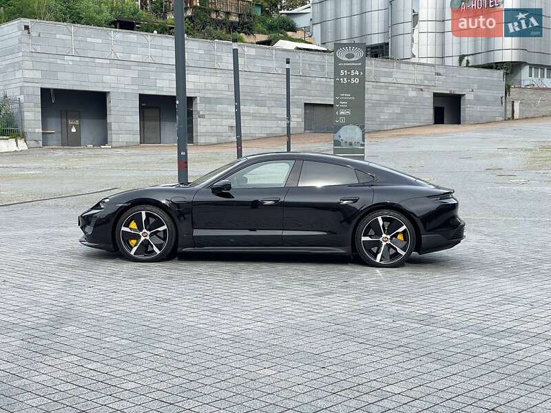 Седан Porsche Taycan 2021 в Києві