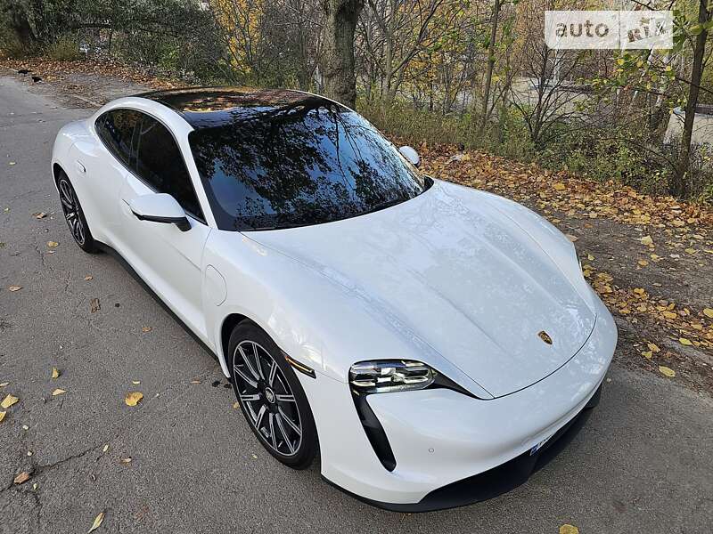 Седан Porsche Taycan 2021 в 