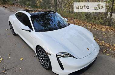 Седан Porsche Taycan 2021 в 