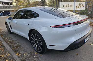 Седан Porsche Taycan 2021 в 