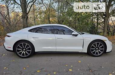 Седан Porsche Taycan 2021 в 