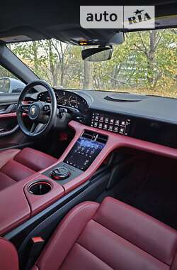 Седан Porsche Taycan 2021 в 
