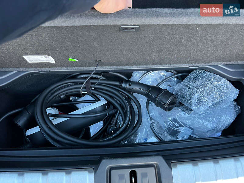 Седан Porsche Taycan 2023 в Киеве фото 23 Седан Porsche Taycan 2023 в Киеве