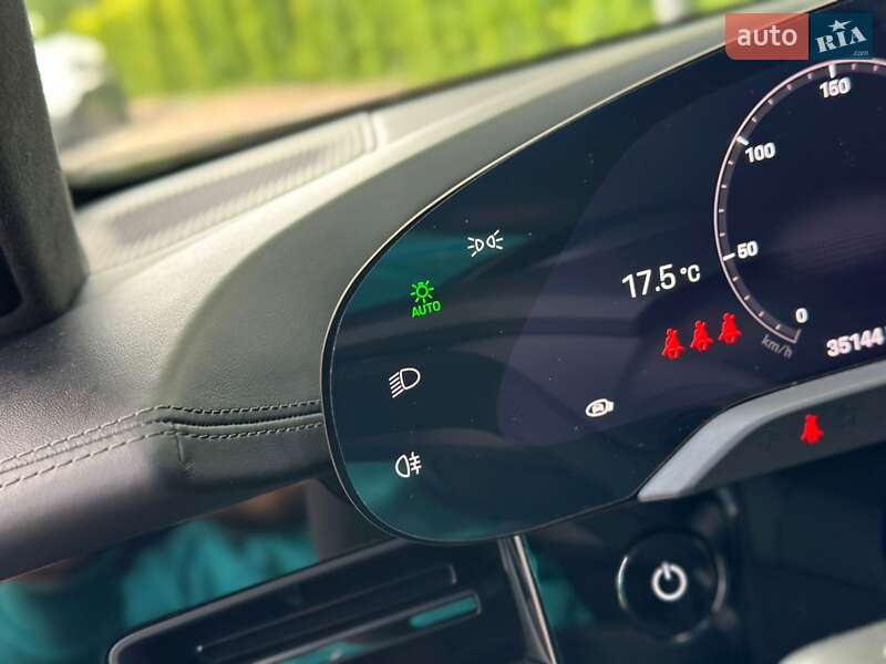 Седан Porsche Taycan 2022 в Києві