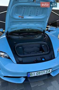Седан Porsche Taycan 2020 в 