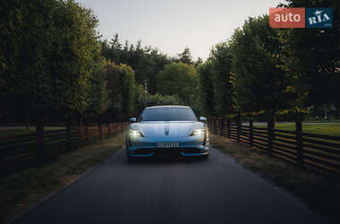 Седан Porsche Taycan 2020 в 