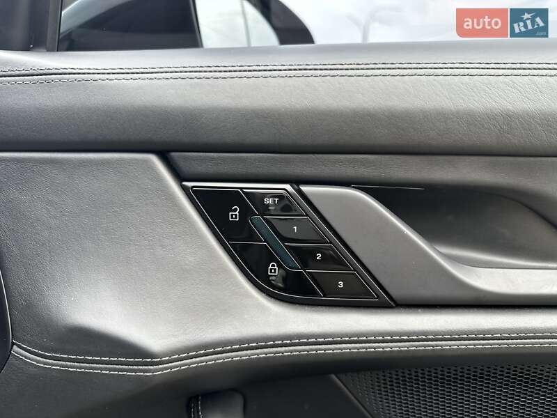 Седан Porsche Taycan 2019 в Києві