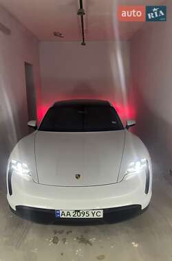 Седан Porsche Taycan 2021 в 