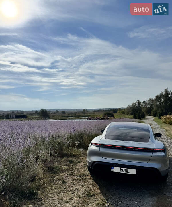 Седан Porsche Taycan 2020 в Киеве