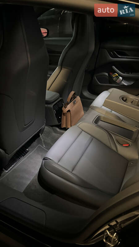 Седан Porsche Taycan 2021 в Киеве