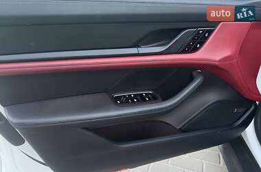 Седан Porsche Taycan 2021 в 
