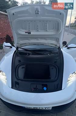 Седан Porsche Taycan 2021 в 