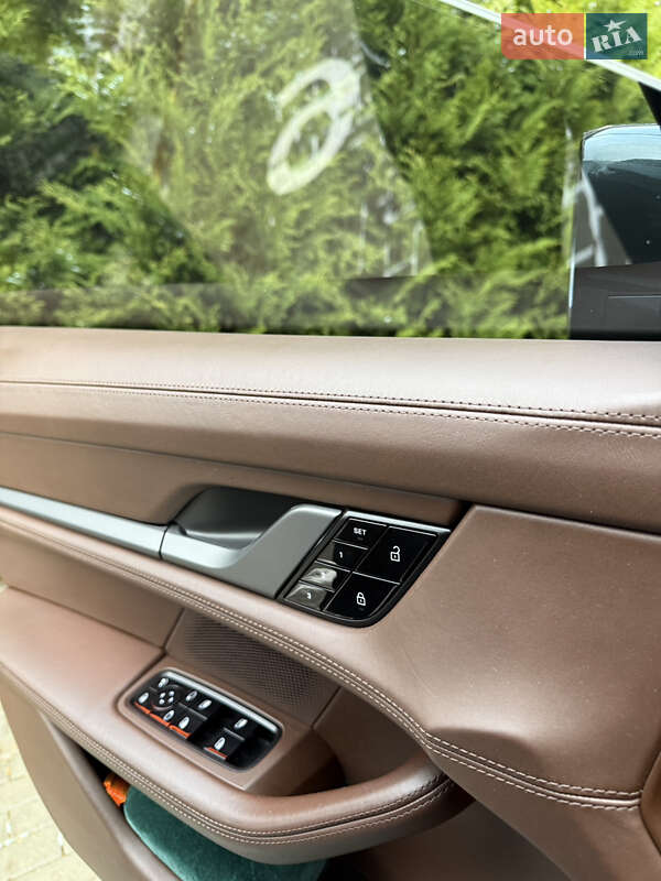 Седан Porsche Taycan 2020 в Львове