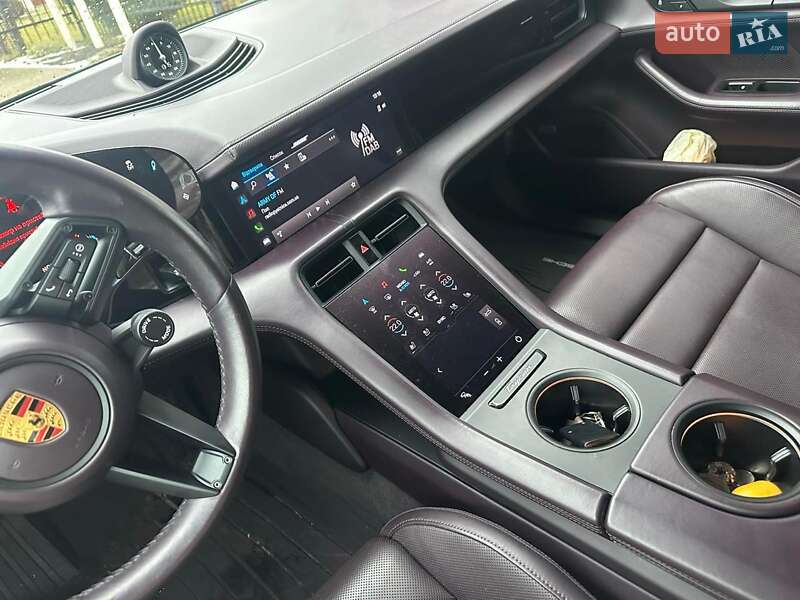 Седан Porsche Taycan 2021 в Киеве