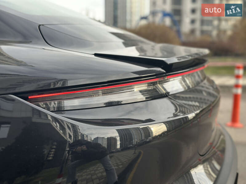 Седан Porsche Taycan 2021 в Киеве