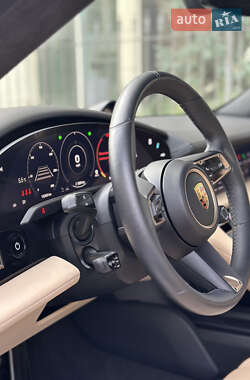 Седан Porsche Taycan 2021 в 
