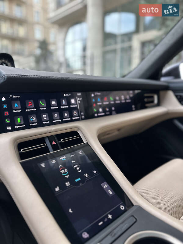Седан Porsche Taycan 2021 в Киеве