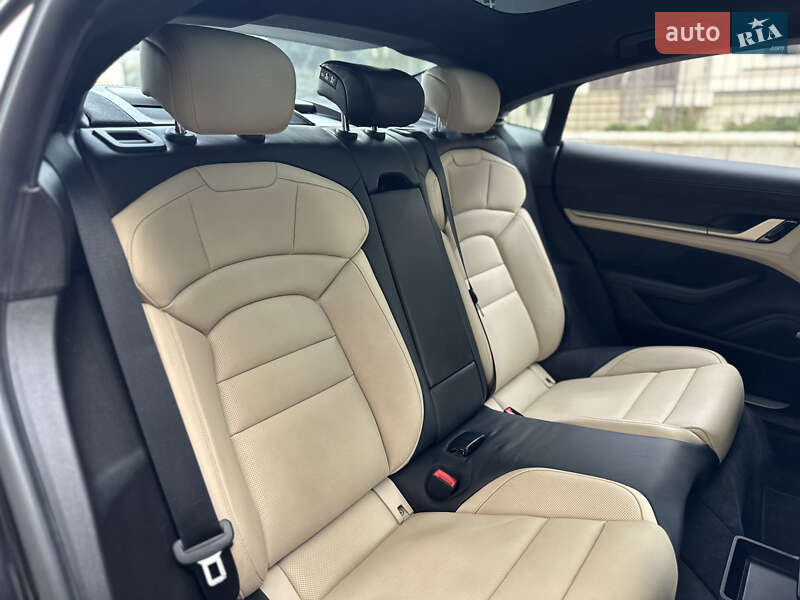 Седан Porsche Taycan 2021 в Киеве