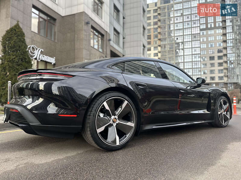 Седан Porsche Taycan 2021 в Киеве