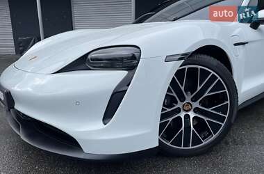 Седан Porsche Taycan 2021 в 