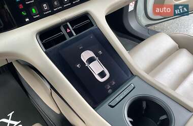 Седан Porsche Taycan 2021 в 