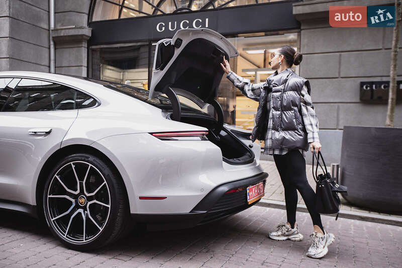 Седан Porsche Taycan 2023 в Киеве