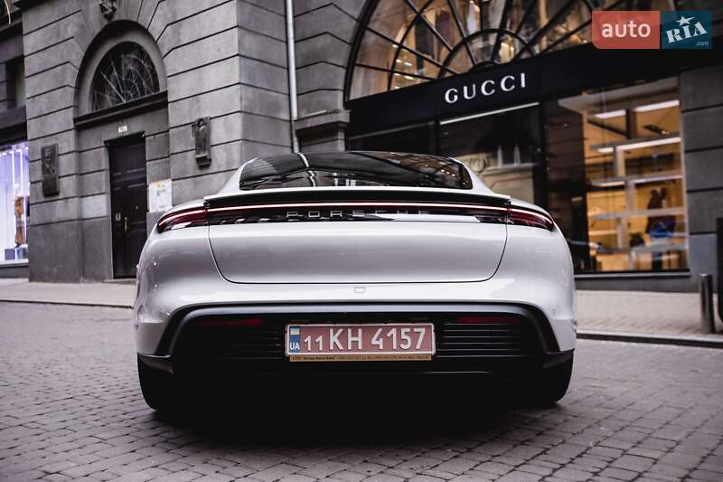 Седан Porsche Taycan 2023 в Киеве