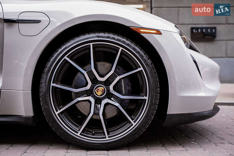 Седан Porsche Taycan 2023 в Киеве