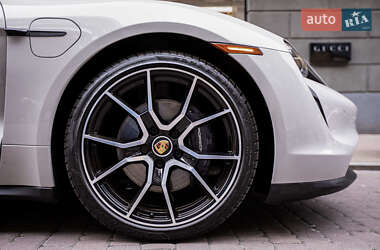 Седан Porsche Taycan 2023 в 