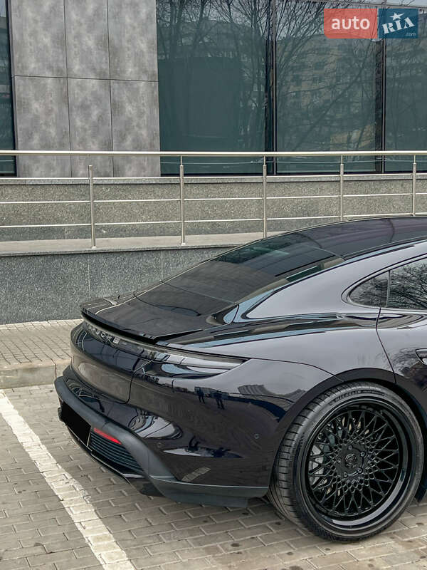 Седан Porsche Taycan 2019 в Києві