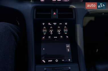 Седан Porsche Taycan 2021 в 