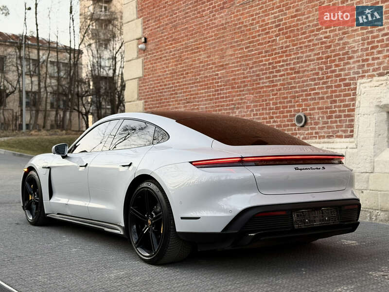 Седан Porsche Taycan 2022 в Львове