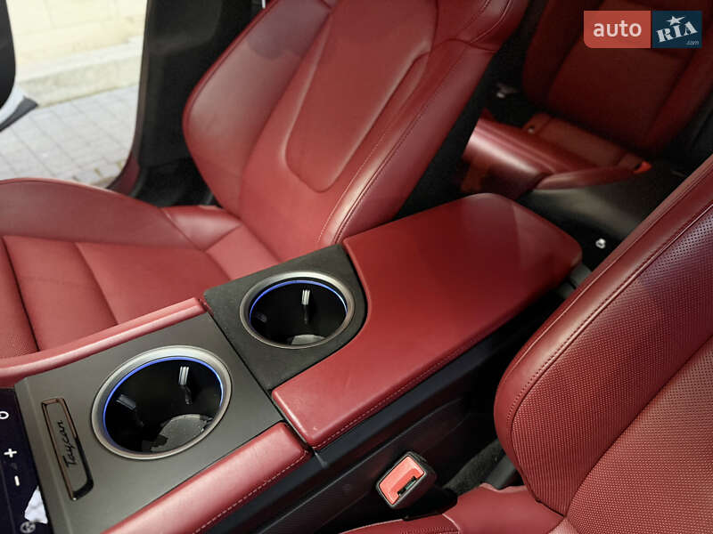 Седан Porsche Taycan 2022 в Львове