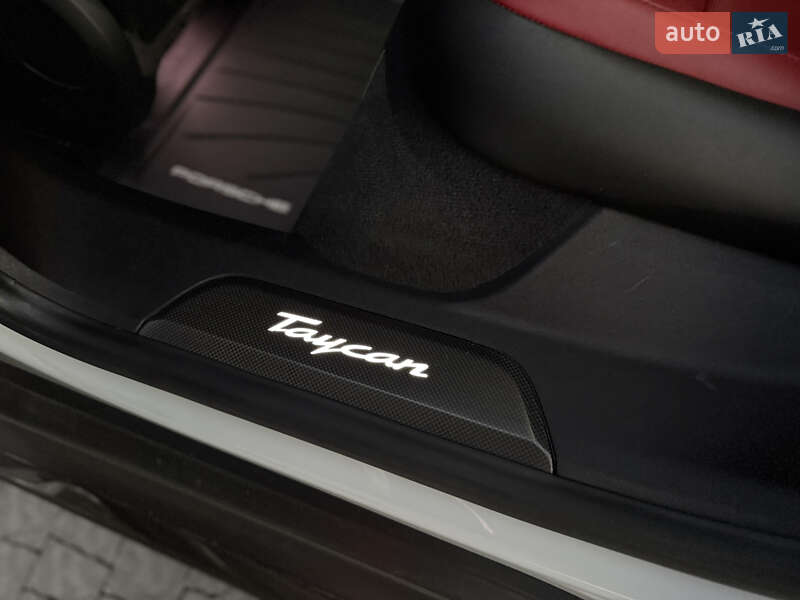 Седан Porsche Taycan 2022 в Львове