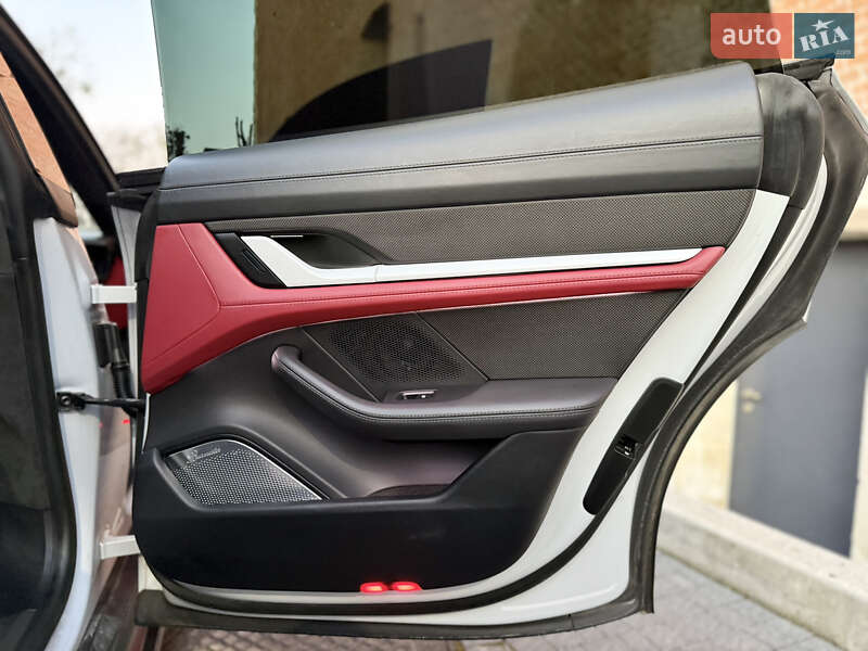 Седан Porsche Taycan 2022 в Львове