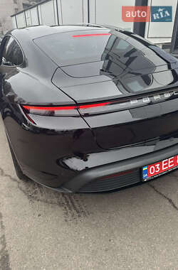Седан Porsche Taycan 2021 в 